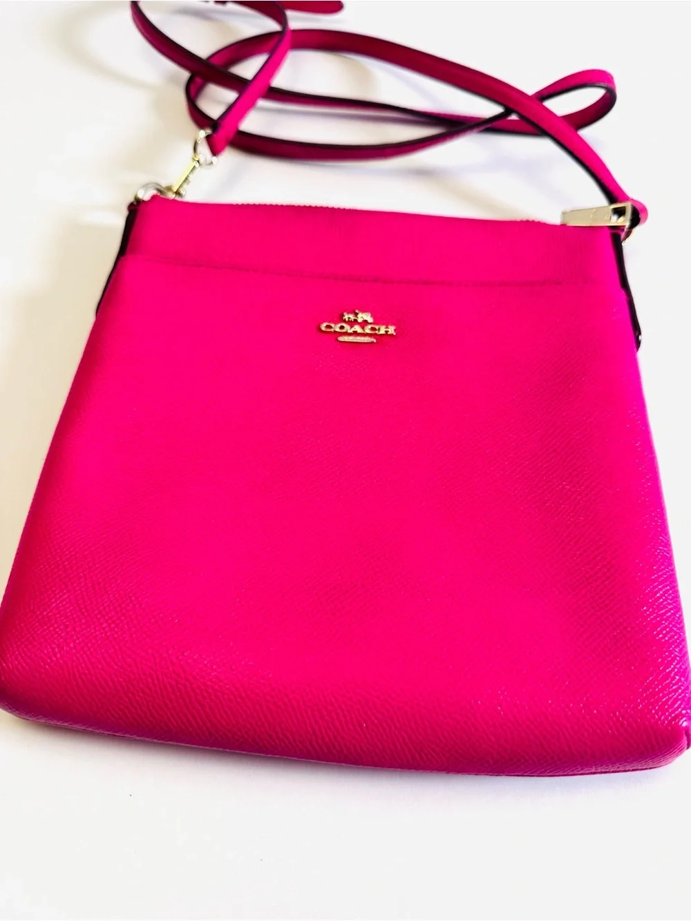 💖 COACH KITT MESSENGER CROSSBODY — BOLD PINK & CLASSIC COACH STYLE! 💖PREOWNED